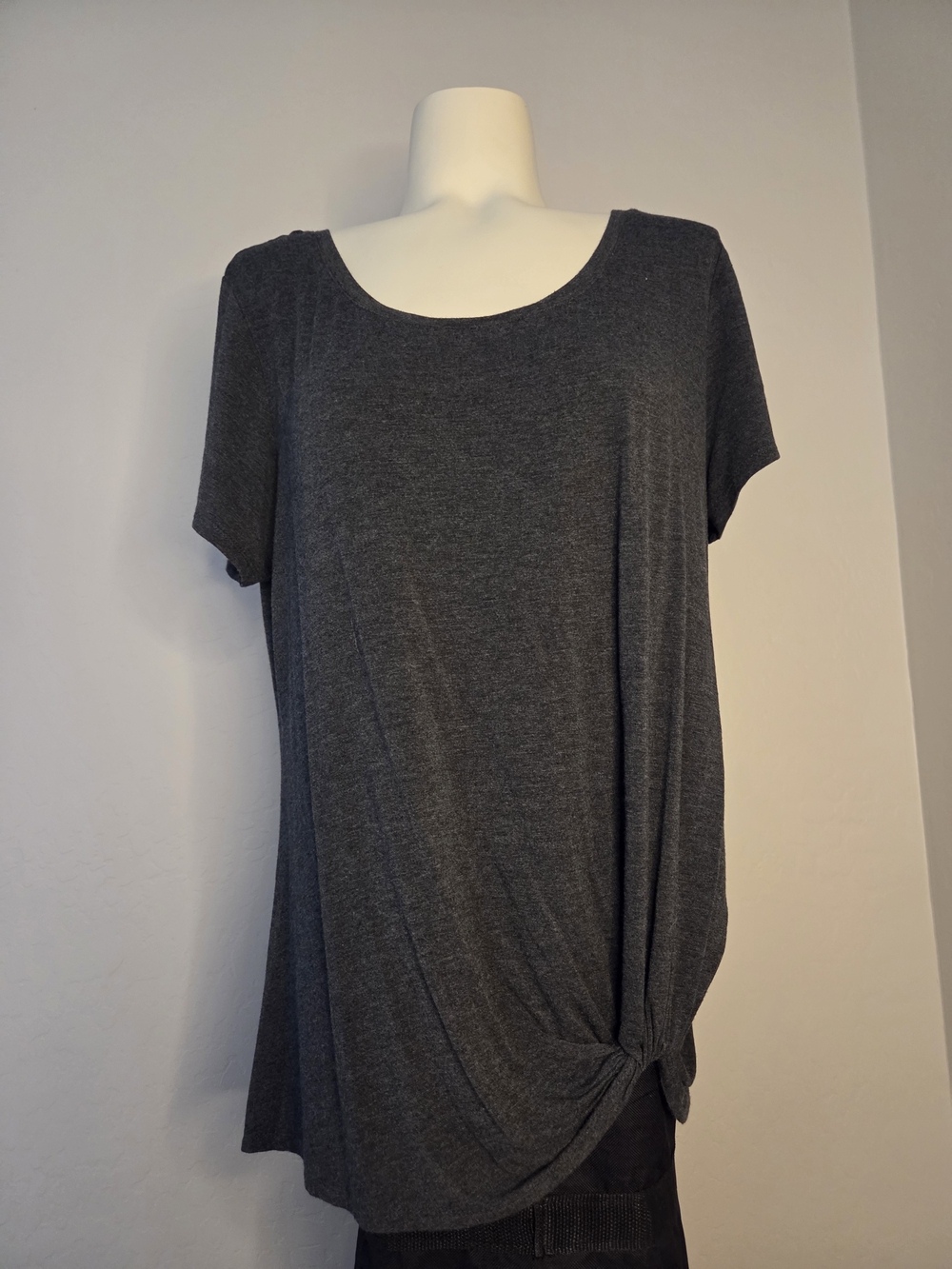 nine britton Charcoal Short Sleeve Scoop Neck Twist-Hem Top